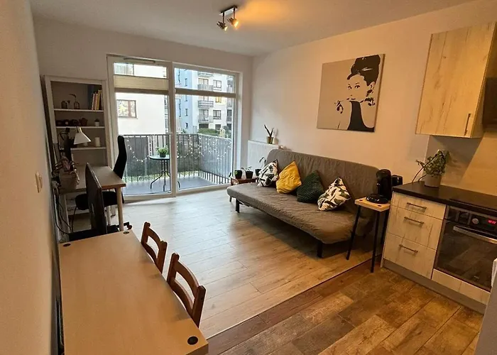 Cozy New With Balcony Apartmán